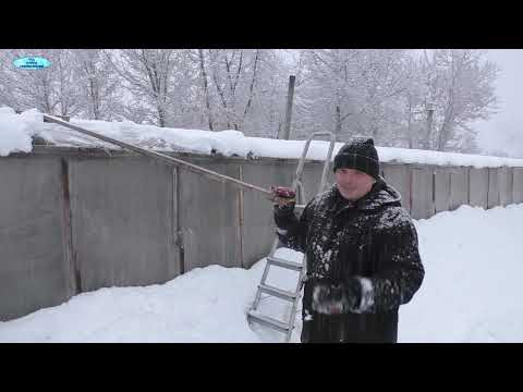 Срочно чистим теплицу от снега, что бы она не "сложилась". Срочно чистим теплицу от снега, что бы она не "сложилась".